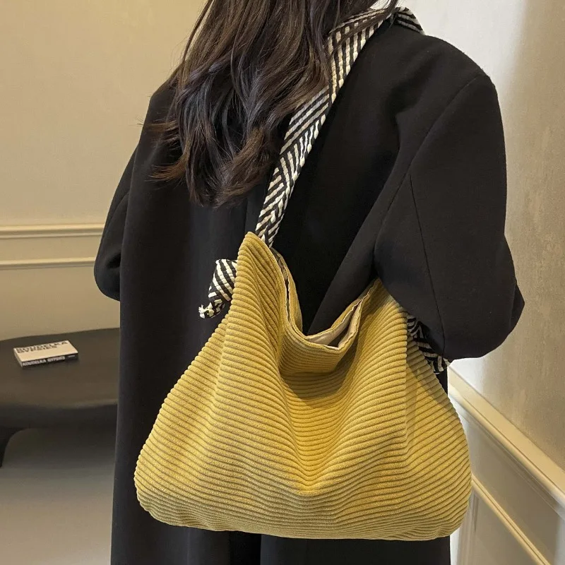 Elegant Corduroy Shoulder Bag with Wide Strap, Magnetic Closure, Fashion Casual Handbag for Women Available Green, Yellow, Black
Elegant Corduroy Shoulder Bag with Wide Strap, Magnetic Closure, Fashion Casual Handbag for Women Available Green, Yellow, Black