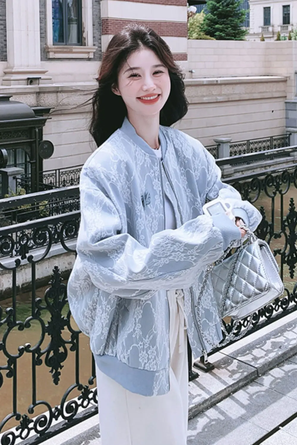 Blue Lace Jacquard Baseball Jackets Women's 2025 Petite Oversized Stand Collar Casual Fall Coats Designer Chic Loose Outerwear
Blue Lace Jacquard Baseball Jackets Women's 2025 Petite Oversized Stand Collar Casual Fall Coats Designer Chic Loose Outerwear