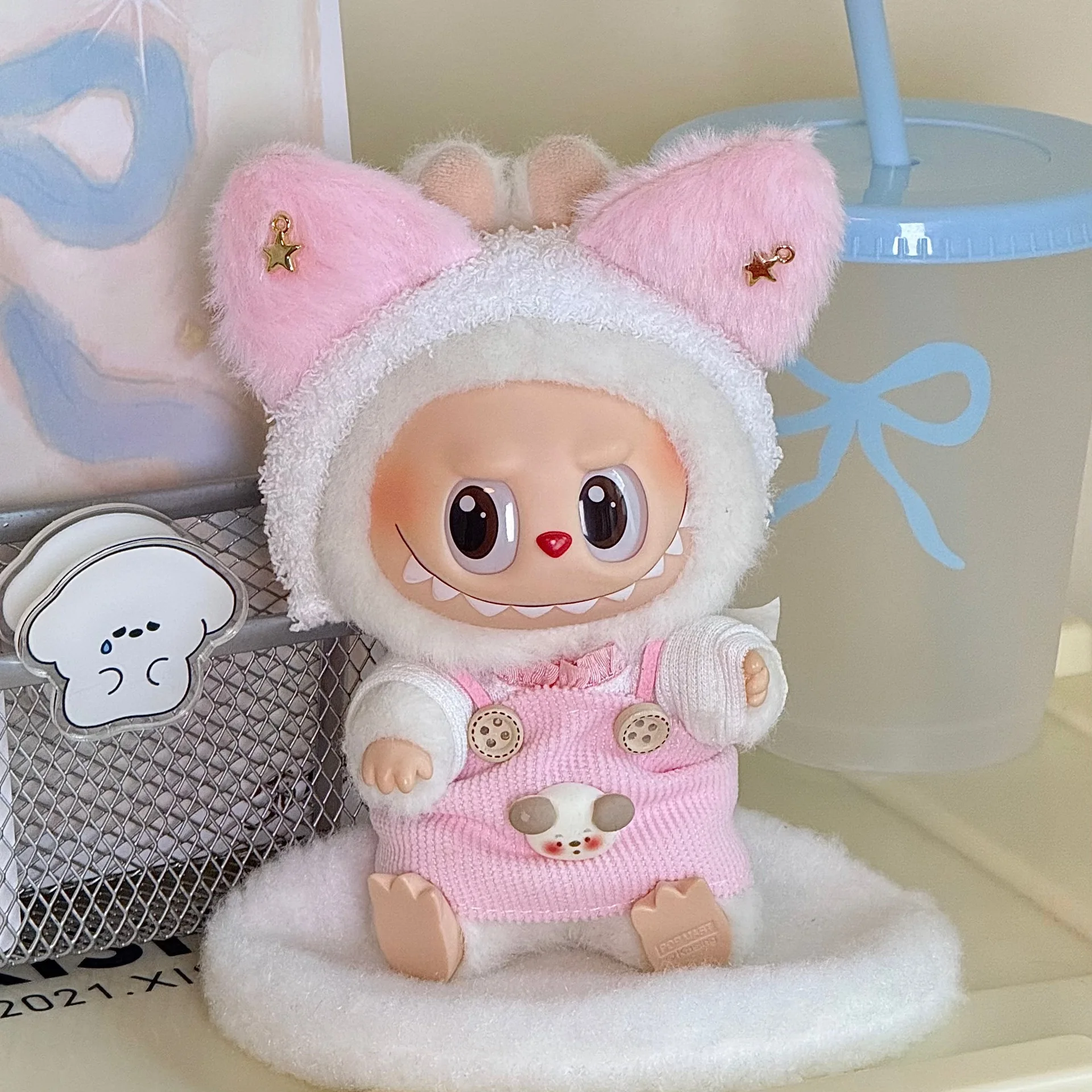 Kawaii 17 см Labubu, праздничная одежда для малышей, милый комплект куклы Labubu с глухой коробкой, розовый, синий и белый комплект одежды
Kawaii 17 см Labubu, праздничная одежда для малышей, милый комплект куклы Labubu с глухой коробкой, розовый, синий и белый комплект одежды