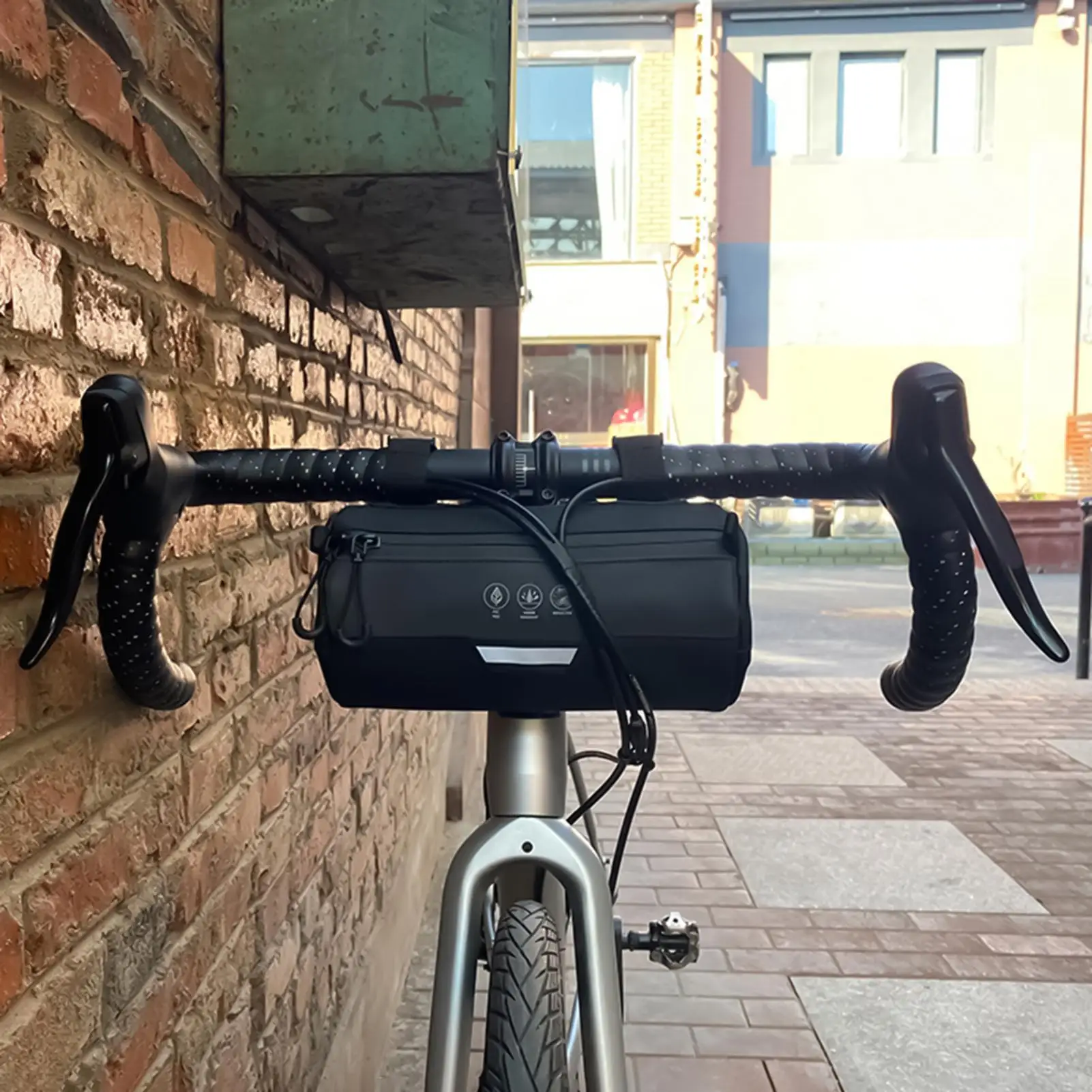 Handlebar Bags for Bicycles 2L Waterproof Bike Front Storage Pouch with Shoulder Strap Cycling Handlebar Bag for Women Men Daily
Handlebar Bags for Bicycles 2L Waterproof Bike Front Storage Pouch with Shoulder Strap Cycling Handlebar Bag for Women Men Daily