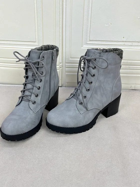 Модные женские короткие ботинки на платформе с круглым носком, однотонные, на массивном высоком каблуке, с боковой молнией, водонепроницаемые, трендовые, с перекрестными ремешками, синие.
Модные женские короткие ботинки на платформе с круглым носком, однотонные, на массивном высоком каблуке, с боковой молнией, водонепроницаемые, трендовые, с перекрестными ремешками, синие.