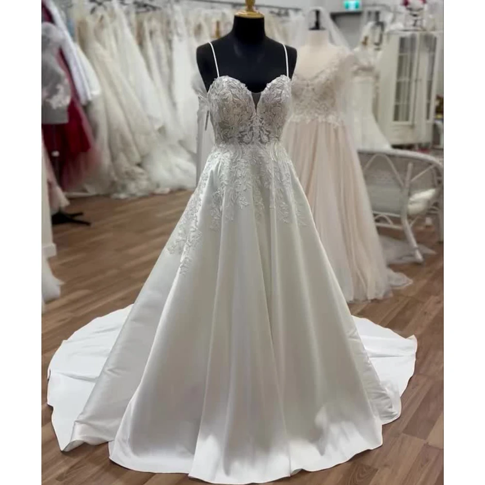 Roycebridal Свадебные платья на тонких бретельках с V-образным вырезом, атласные трапециевидные кружевные аппликации, платья невесты со шлейфом по индивидуальному заказу
Roycebridal Свадебные платья на тонких бретельках с V-образным вырезом, атласные трапециевидные кружевные аппликации, платья невесты со шлейфом по индивидуальному заказу