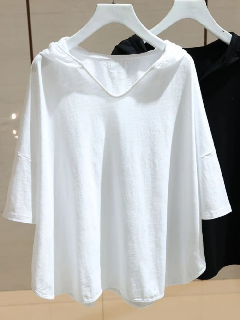 plus Size Women's Casual V-Neck Hoodie Short Sleeve T-Shirt Korean Style Loose Fit Summer Fashionable Top for Heavy Girls
plus Size Women's Casual V-Neck Hoodie Short Sleeve T-Shirt Korean Style Loose Fit Summer Fashionable Top for Heavy Girls
