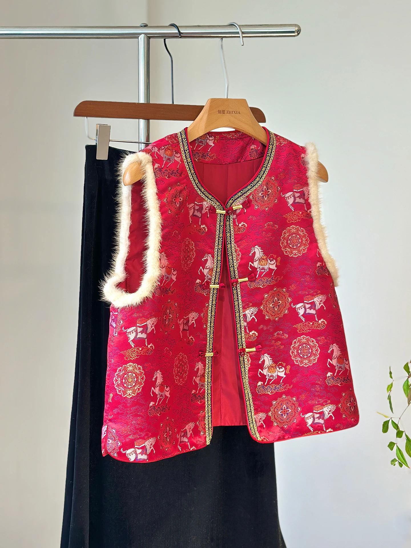Red New Chinese Style Vest Women's Outer Wear Quilted Western Youthful-Looking Year Clothes National Song Dynasty Brocade
Red New Chinese Style Vest Women's Outer Wear Quilted Western Youthful-Looking Year Clothes National Song Dynasty Brocade