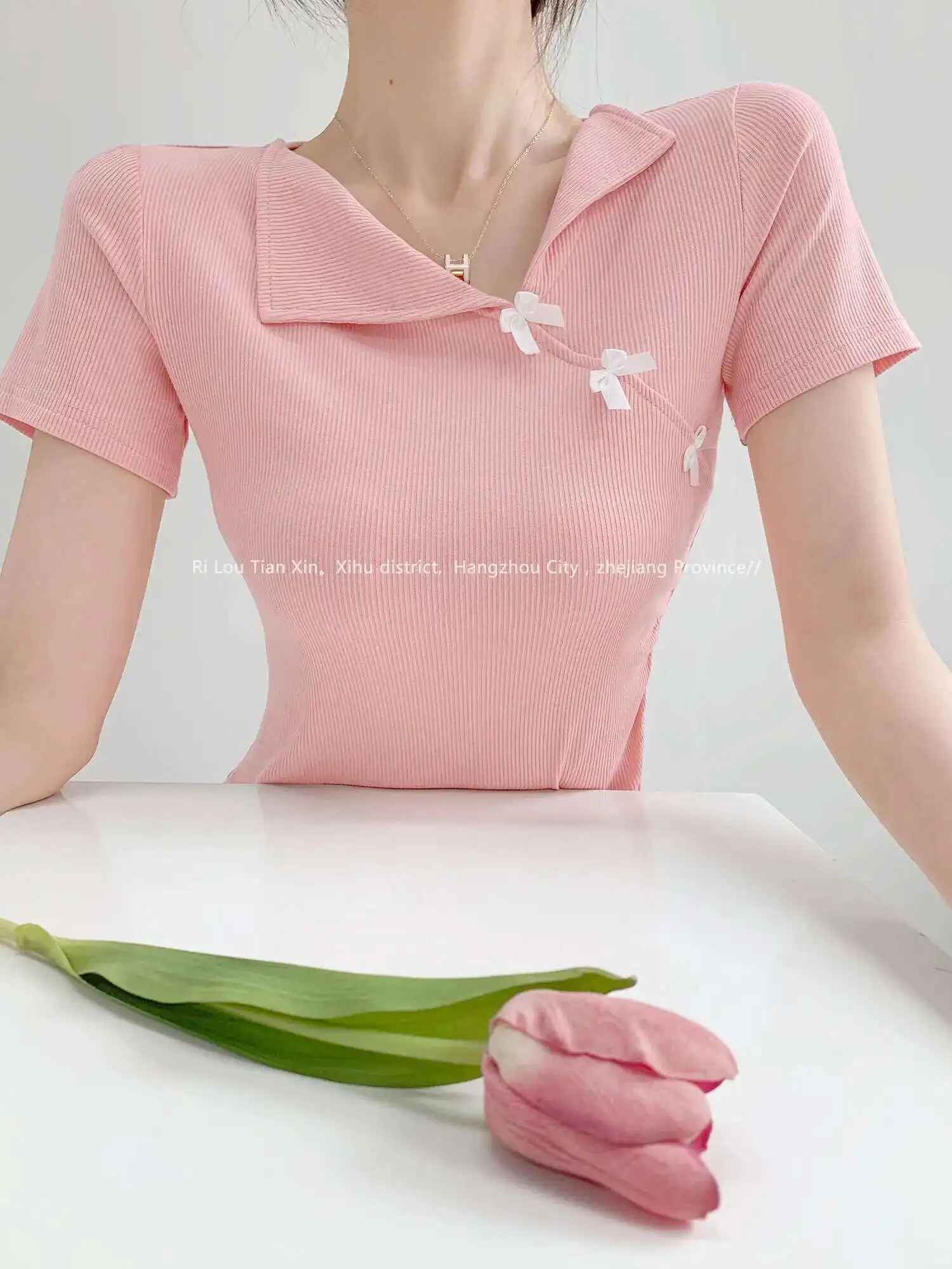 2024 Summer New Slant Lapel Bow Short Sleeve T-shirt Women Spicy Girl Design Sense Irregular Folds Solid Slim Short Top ARGL
2024 Summer New Slant Lapel Bow Short Sleeve T-shirt Women Spicy Girl Design Sense Irregular Folds Solid Slim Short Top ARGL