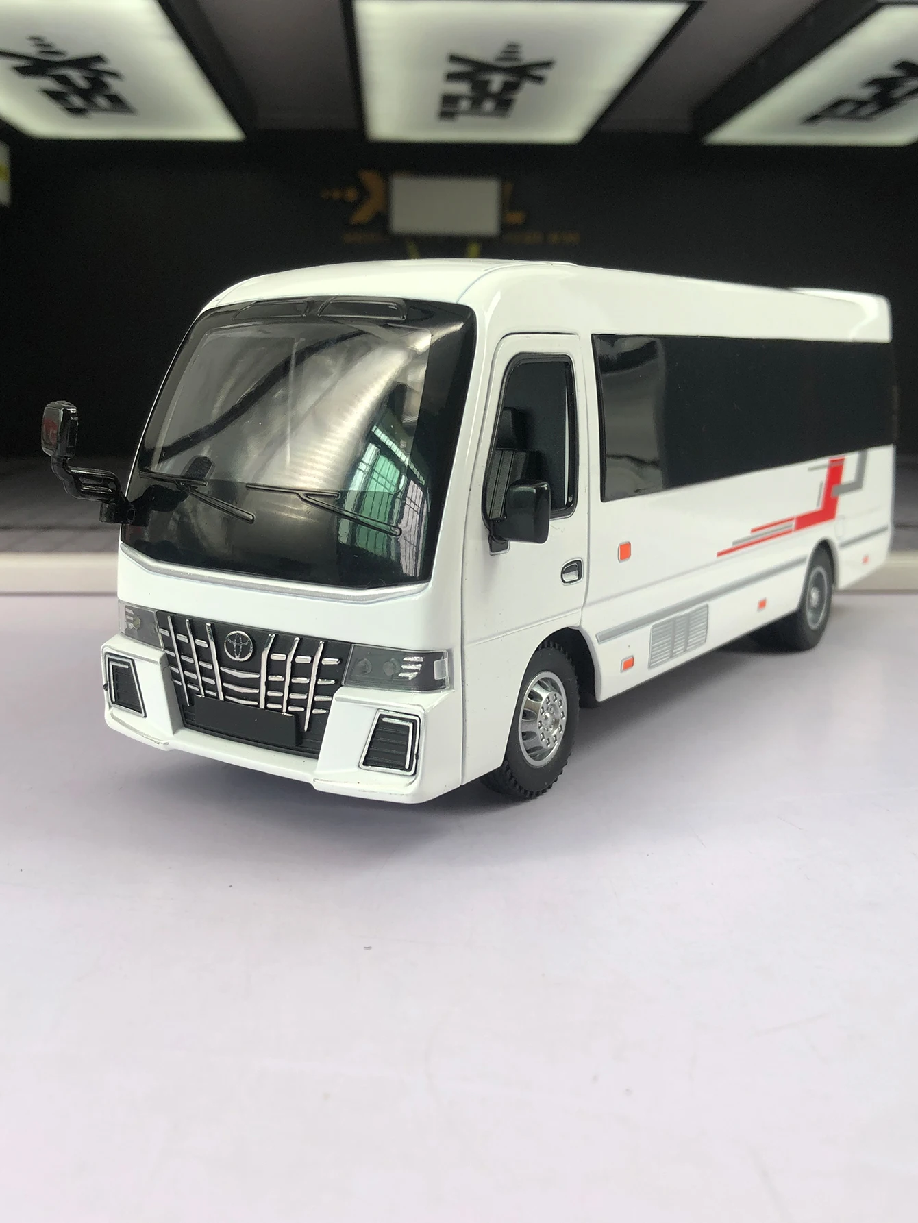 1:33 simulation zinc alloy Toyota Coaster model car, static ornament, metal collectible gift car
1:33 simulation zinc alloy Toyota Coaster model car, static ornament, metal collectible gift car
