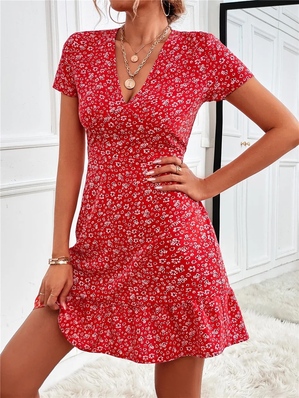 2025 Summer European and American Sexy Deep V-neck Floral Elegant Temperament Dress Boho Beach Mini Bodycon Dress Streetwear
2025 Summer European and American Sexy Deep V-neck Floral Elegant Temperament Dress Boho Beach Mini Bodycon Dress Streetwear