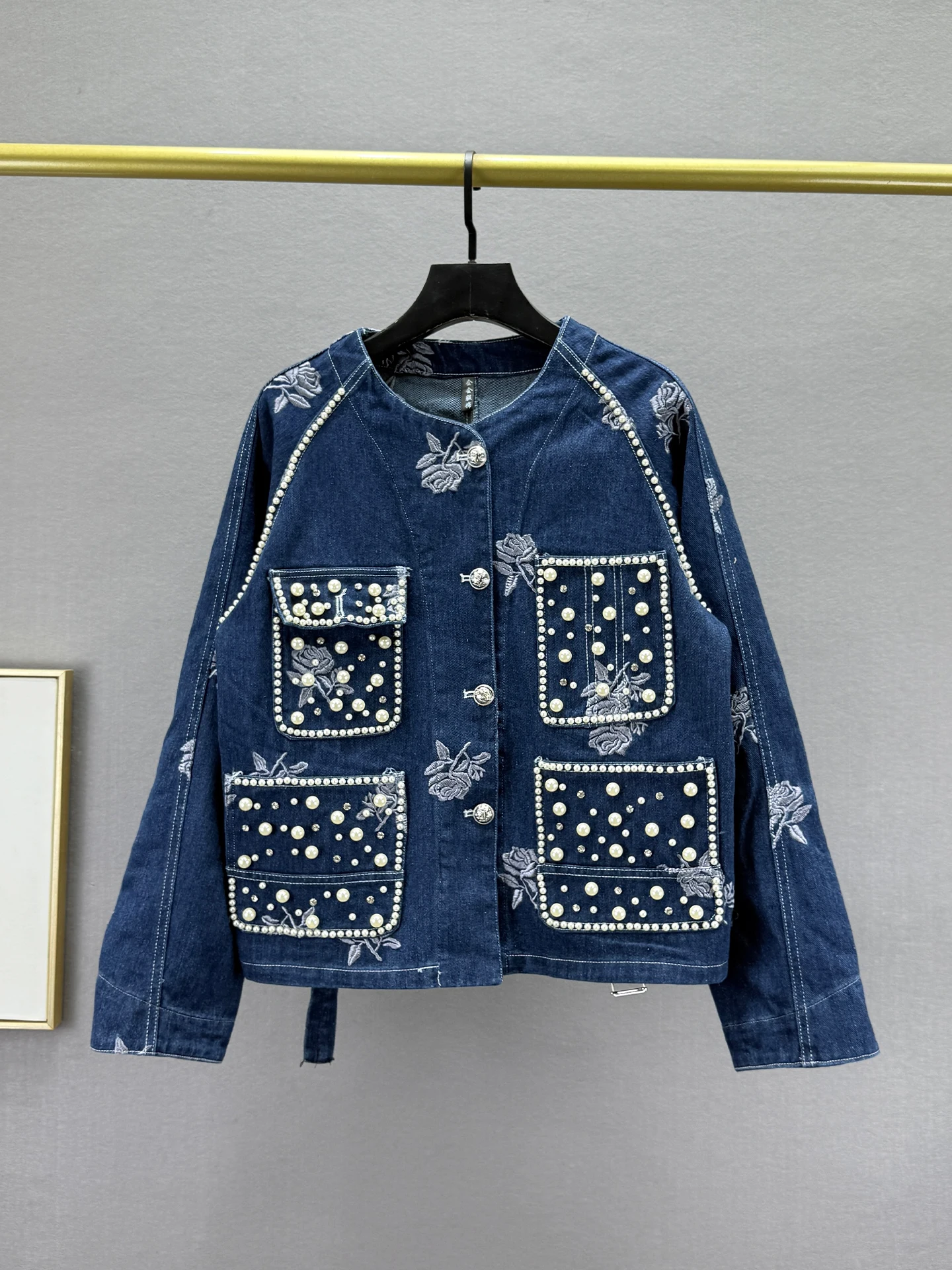 Ретро-джинсовая куртка с бисером для женщин, свободного кроя, с эффектом похудения, с длинными рукавами, повседневный топ, украшенный жемчугом, из смесового хлопка и полиэстера
Ретро-джинсовая куртка с бисером для женщин, свободного кроя, с эффектом похудения, с длинными рукавами, повседневный топ, украшенный жемчугом, из смесового хлопка и полиэстера