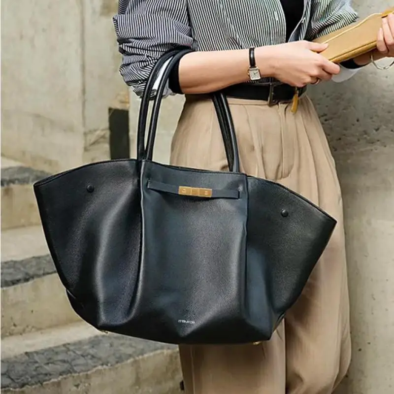 Luxury Brand Women Bag European And American Fashion High-quality Top Layer Cowhide Large Capacity Wing Shaped Portable Tote Bag
Luxury Brand Women Bag European And American Fashion High-quality Top Layer Cowhide Large Capacity Wing Shaped Portable Tote Bag