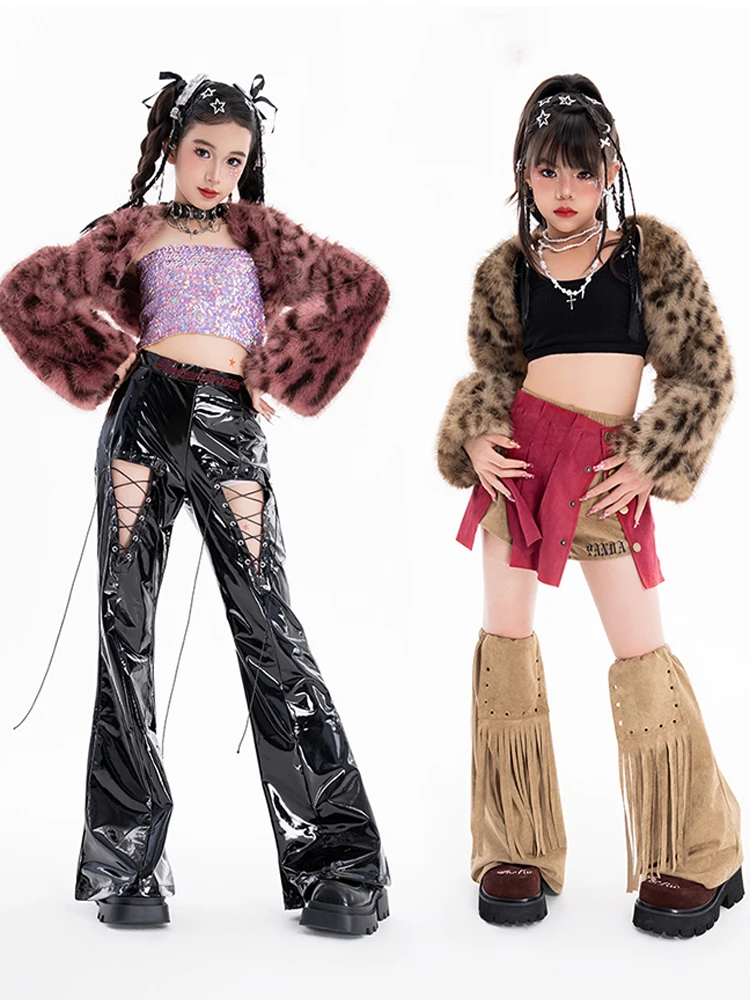 2025 современный джазовый костюм для девочек с леопардовым мехом, жилет с блестками, кожаные брюки, модная танцевальная одежда Kpop, одежда для выступлений L17703
2025 современный джазовый костюм для девочек с леопардовым мехом, жилет с блестками, кожаные брюки, модная танцевальная одежда Kpop, одежда для выступлений L17703