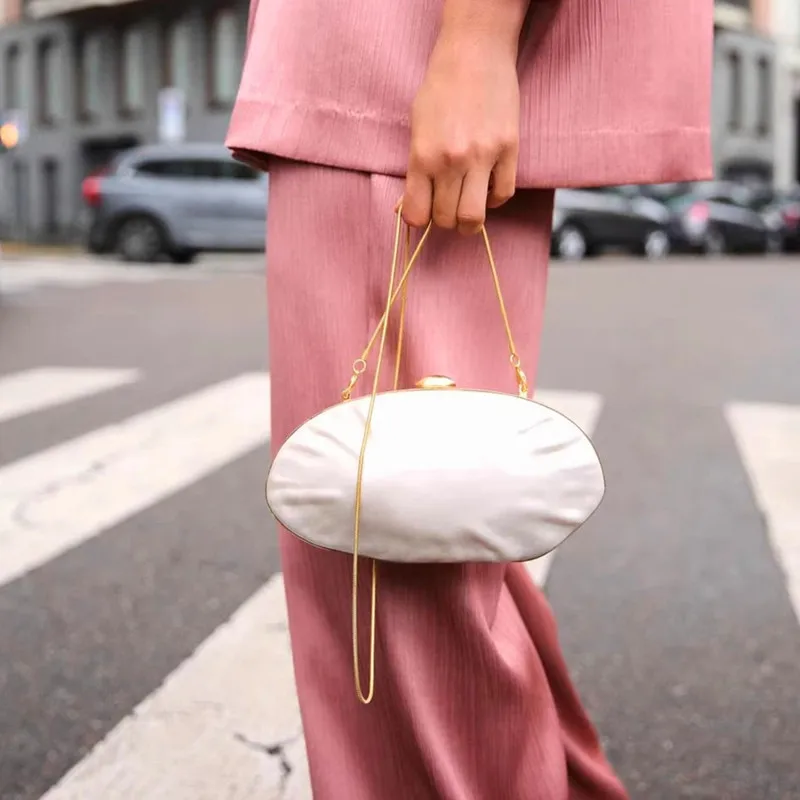 2025 New Design Fashion Oval Egg Acrylic Evening Clutch Bag Lady White Pearl Effect Shell Handbags Party Wedding Shoulder Bag
2025 New Design Fashion Oval Egg Acrylic Evening Clutch Bag Lady White Pearl Effect Shell Handbags Party Wedding Shoulder Bag