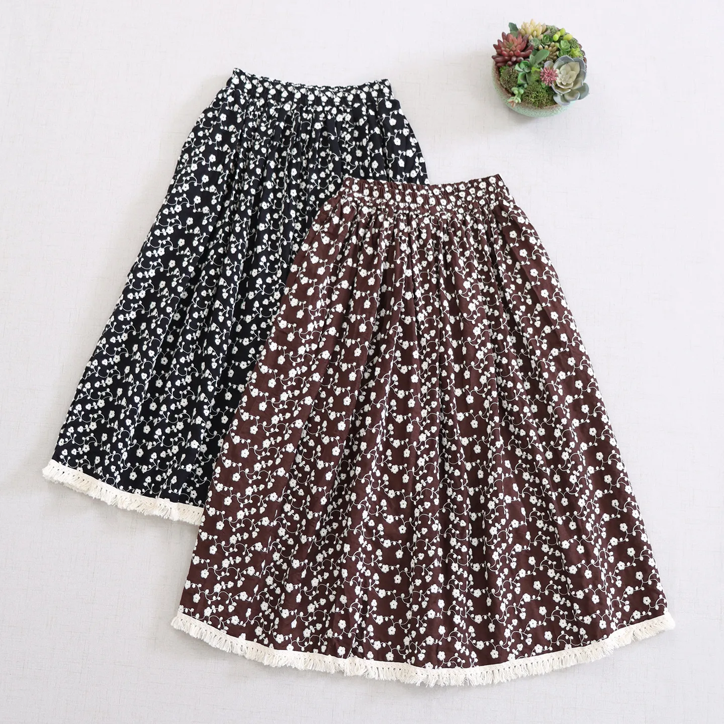 Japanese Mori Girl Vintage Flower Embroidery Cotton Skirts Women Spring New Elastic Waist Casual Loose A-Line Midi Skirts
Japanese Mori Girl Vintage Flower Embroidery Cotton Skirts Women Spring New Elastic Waist Casual Loose A-Line Midi Skirts