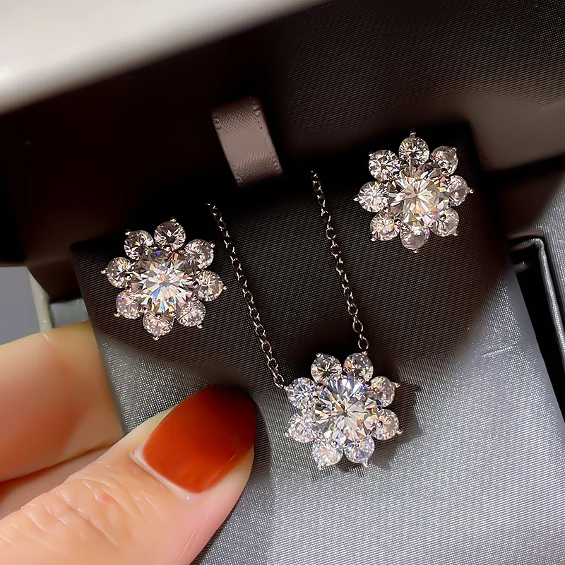 High carbon diamond earrings for women with pure silver temperament, small and personalized marriage
High carbon diamond earrings for women with pure silver temperament, small and personalized marriage