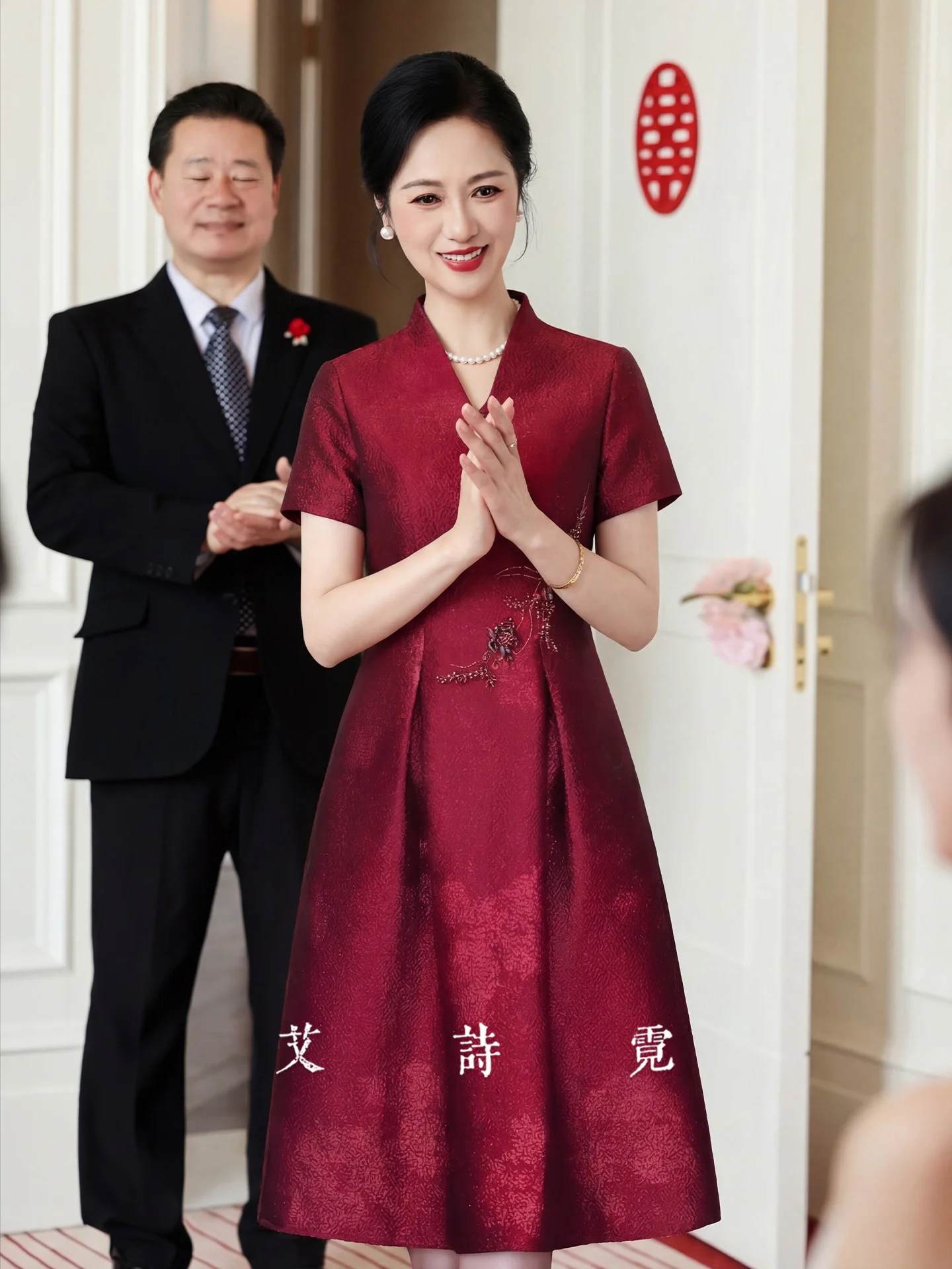 Элегантное молодежное свадебное платье AiShen Ni Qipao из дышащего полиэфирного волокна с коротким рукавом, юбка средней длины, для торжественных мероприятий
Элегантное молодежное свадебное платье AiShen Ni Qipao из дышащего полиэфирного волокна с коротким рукавом, юбка средней длины, для торжественных мероприятий