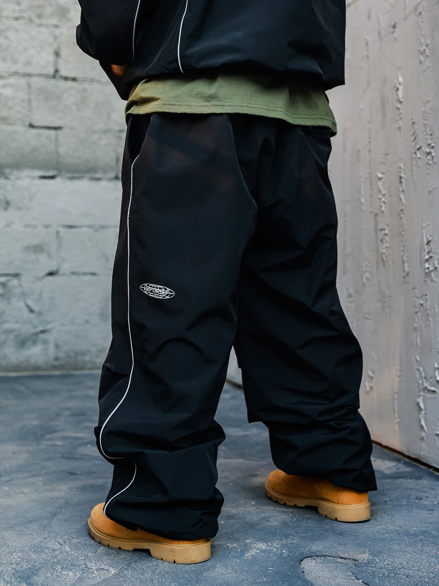 ACUSA Sports Men's Casual Loose Wide Leg Pants Reflective Strip Splicing Outdoor Sports Long Trousers Spring Season Low Waist
ACUSA Sports Men's Casual Loose Wide Leg Pants Reflective Strip Splicing Outdoor Sports Long Trousers Spring Season Low Waist