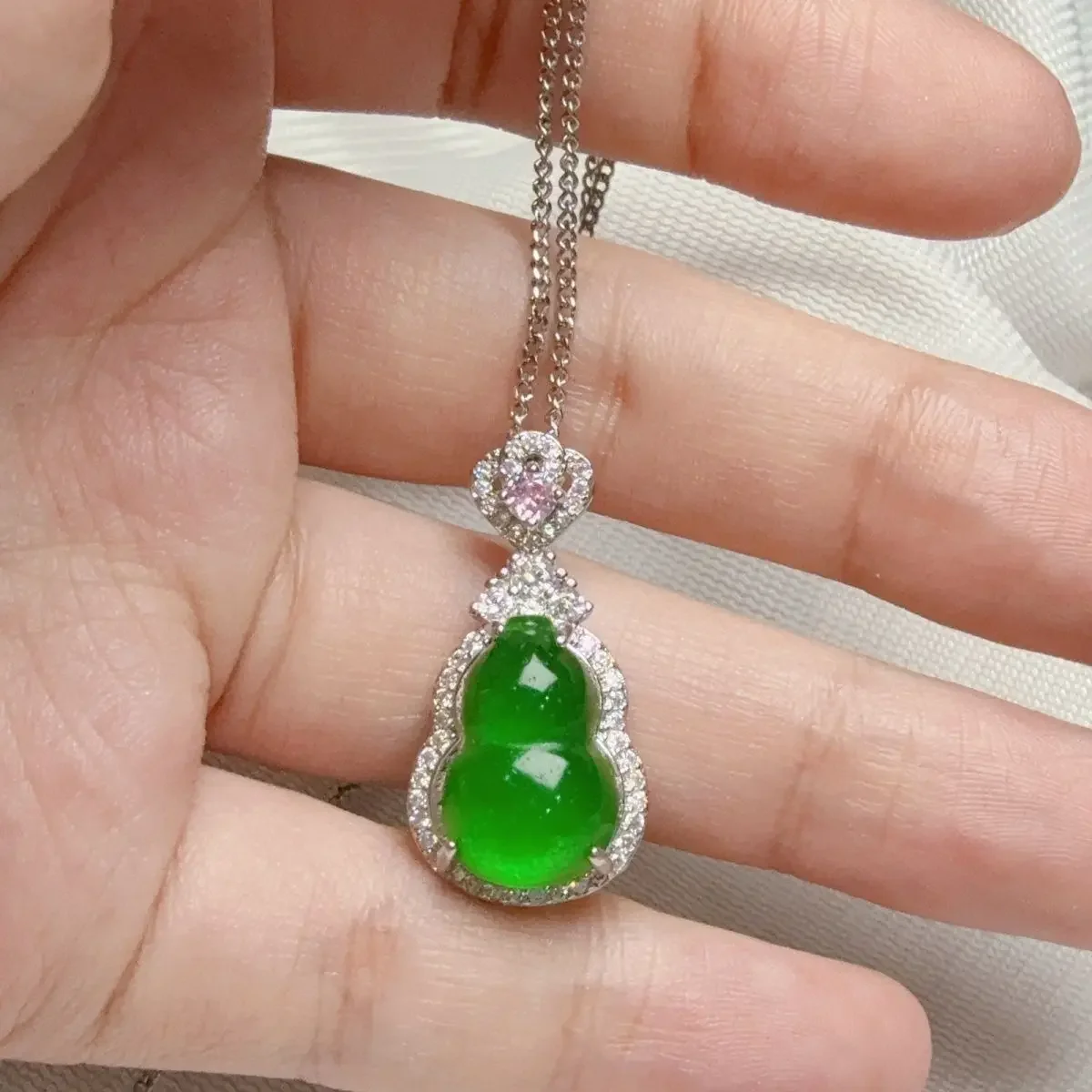 Jade ice gourd attracts wealth and benefits, showing white Fulu auspicious necklace pendant, simple temperament fashion necklace
Jade ice gourd attracts wealth and benefits, showing white Fulu auspicious necklace pendant, simple temperament fashion necklace