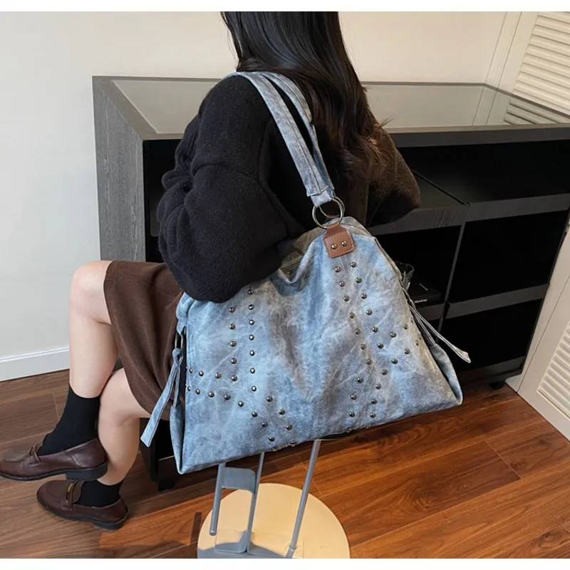 Four Seasons Men's and Women's Lacquered Metal Tote Bag - Large Capacity Commuter Fashion Shoulder Bag -Retro Motorcycle Handbag
Four Seasons Men's and Women's Lacquered Metal Tote Bag - Large Capacity Commuter Fashion Shoulder Bag -Retro Motorcycle Handbag