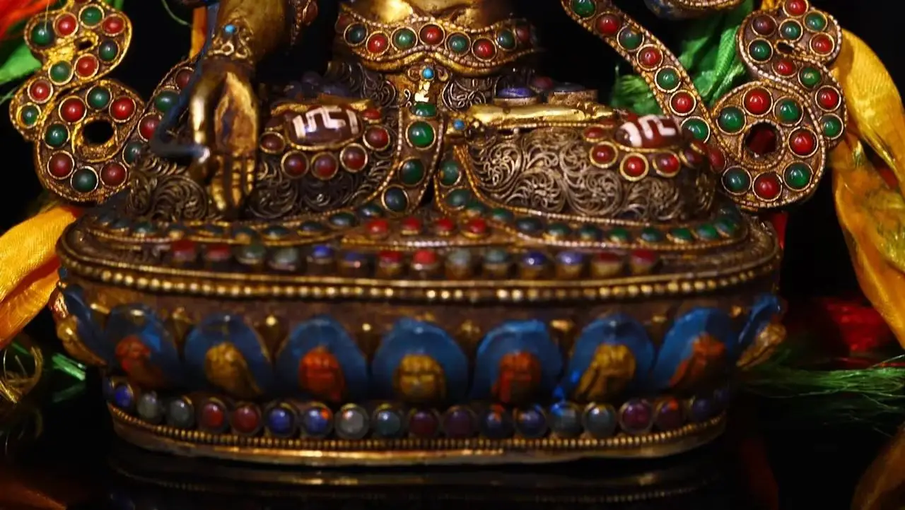 8-дюймовые тибетские бусины гЗи из старинного тибетского серебра с золотой мозаикой и драгоценными камнями, изображающие Белую Тару, сидящую Будду, для храмов.
8-дюймовые тибетские бусины гЗи из старинного тибетского серебра с золотой мозаикой и драгоценными камнями, изображающие Белую Тару, сидящую Будду, для храмов.