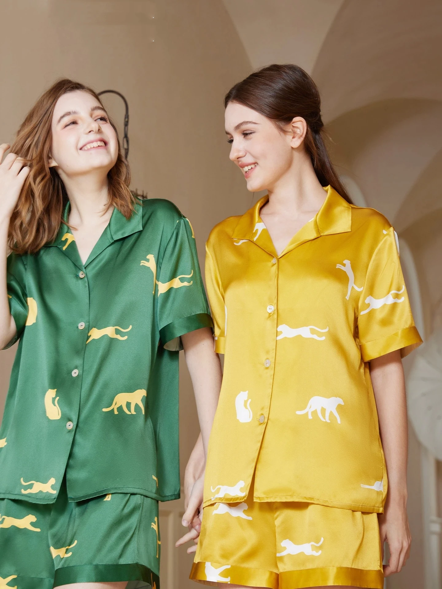 Домашняя одежда из 100% тутового шелка, костюм с леопардовым принтом, пижамный комплект с короткими рукавами и шортами, женская одежда для сна из чистого шелка, одежда для сна из двух предметов
Домашняя одежда из 100% тутового шелка, костюм с леопардовым принтом, пижамный комплект с короткими рукавами и шортами, женская одежда для сна из чистого шелка, одежда для сна из двух предметов