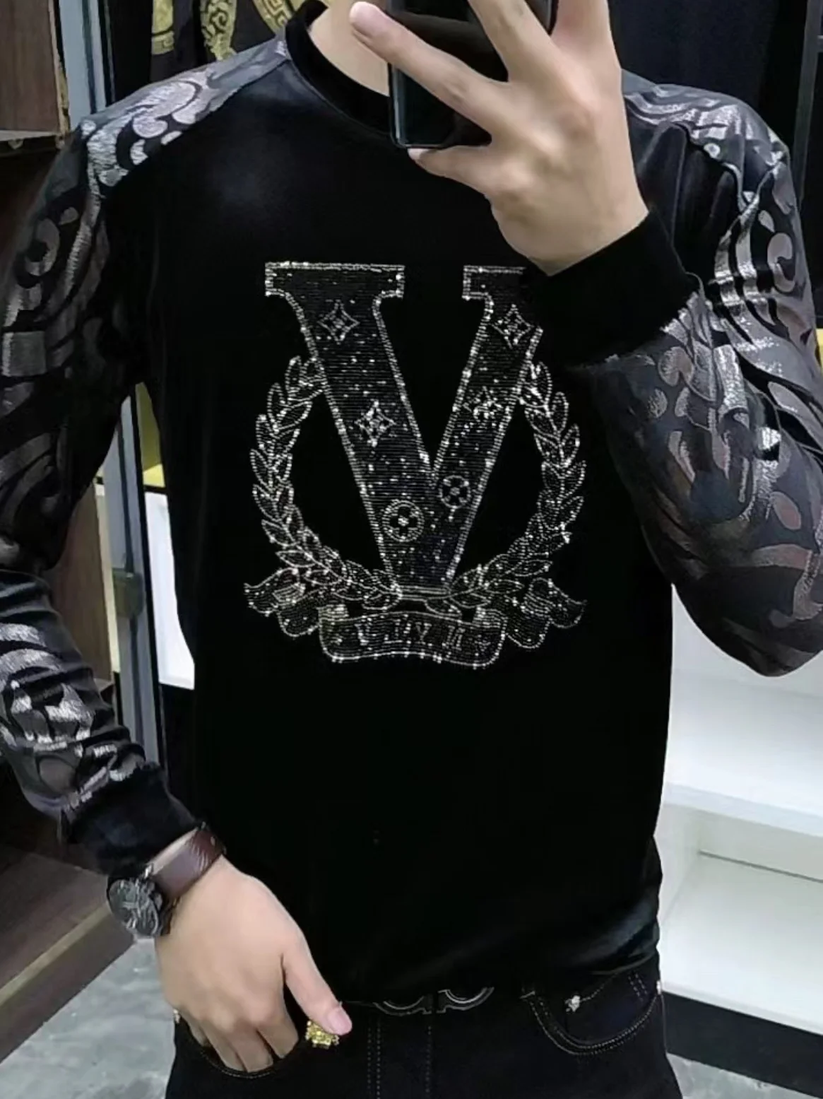 Мужская весенняя модная бархатная футболка с золотой вышивкой, длинным рукавом, круглым вырезом, черная, с алмазным узором, трендовая, европейский стиль, размер M
Мужская весенняя модная бархатная футболка с золотой вышивкой, длинным рукавом, круглым вырезом, черная, с алмазным узором, трендовая, европейский стиль, размер M