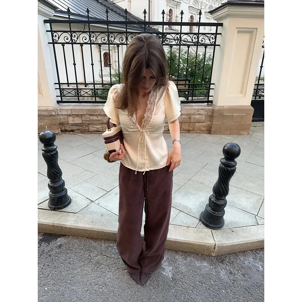 2026 Chic Lace Women 's Shirts Elegant V-neck Tie Up Single Breasted Tops Female Summer Autumn Fashion Lady High Street Blouse
2026 Chic Lace Women 's Shirts Elegant V-neck Tie Up Single Breasted Tops Female Summer Autumn Fashion Lady High Street Blouse