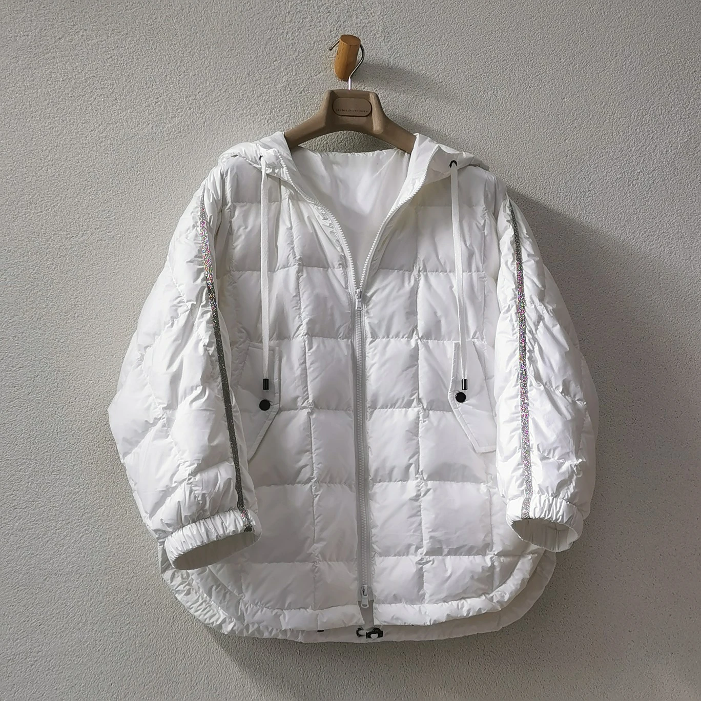 Water-Resistant Matte Nylon Down Jacket for Women, Commuter Jacket, Female Fashion, High Quality Stripes
Water-Resistant Matte Nylon Down Jacket for Women, Commuter Jacket, Female Fashion, High Quality Stripes