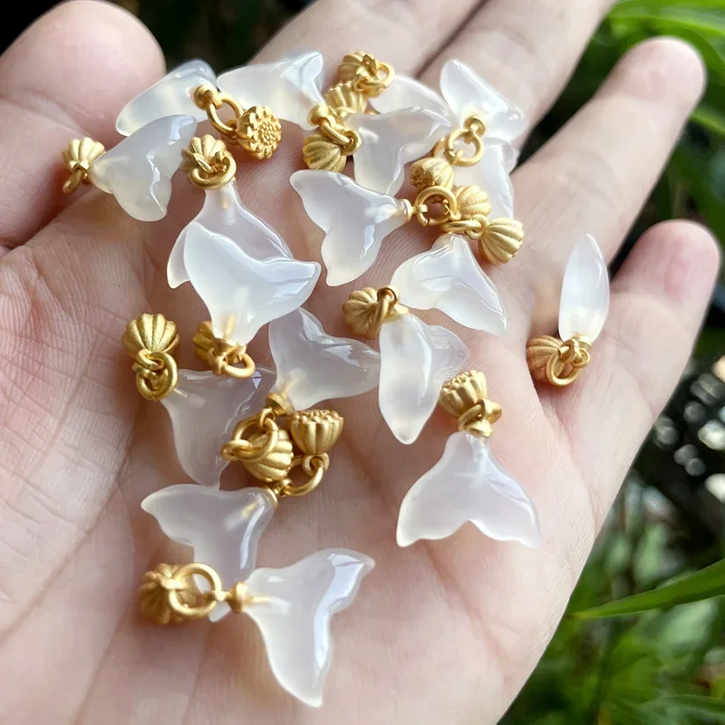 Natural ice-clear chalcedony fish tail small slippery, agate mermaid tail DIY bracelet accessories
Natural ice-clear chalcedony fish tail small slippery, agate mermaid tail DIY bracelet accessories