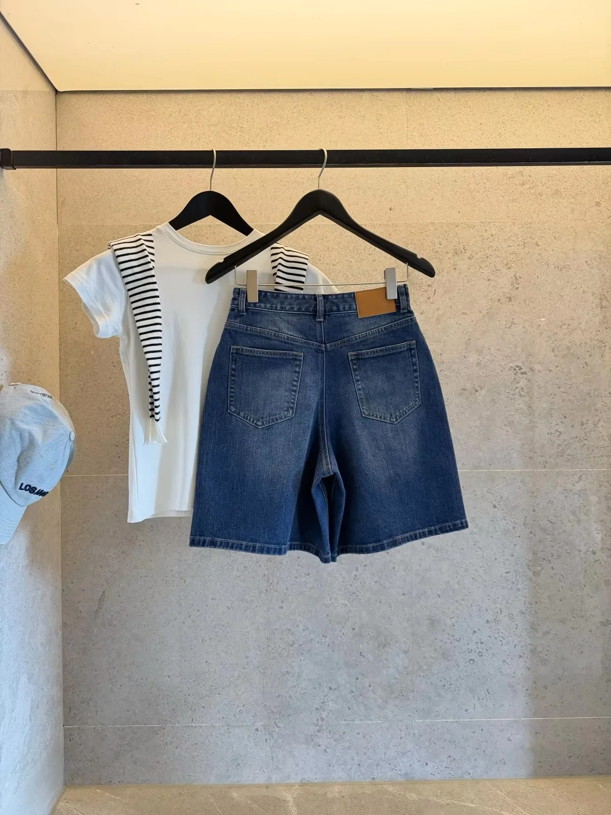 Summer 2026 High Waist Loose Fit Denim Shorts Women's plus Size Deep Blue Jeans Pants Straight Leg Conceal Flattering Versatile
Summer 2026 High Waist Loose Fit Denim Shorts Women's plus Size Deep Blue Jeans Pants Straight Leg Conceal Flattering Versatile