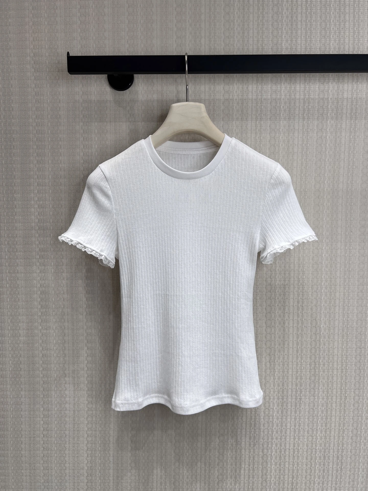 Elegant White Knitted Top Slim Fit Lace Trim Elasticity Fashionable Design Commute Style Short Sleeve round Neck Single Piece
Elegant White Knitted Top Slim Fit Lace Trim Elasticity Fashionable Design Commute Style Short Sleeve round Neck Single Piece