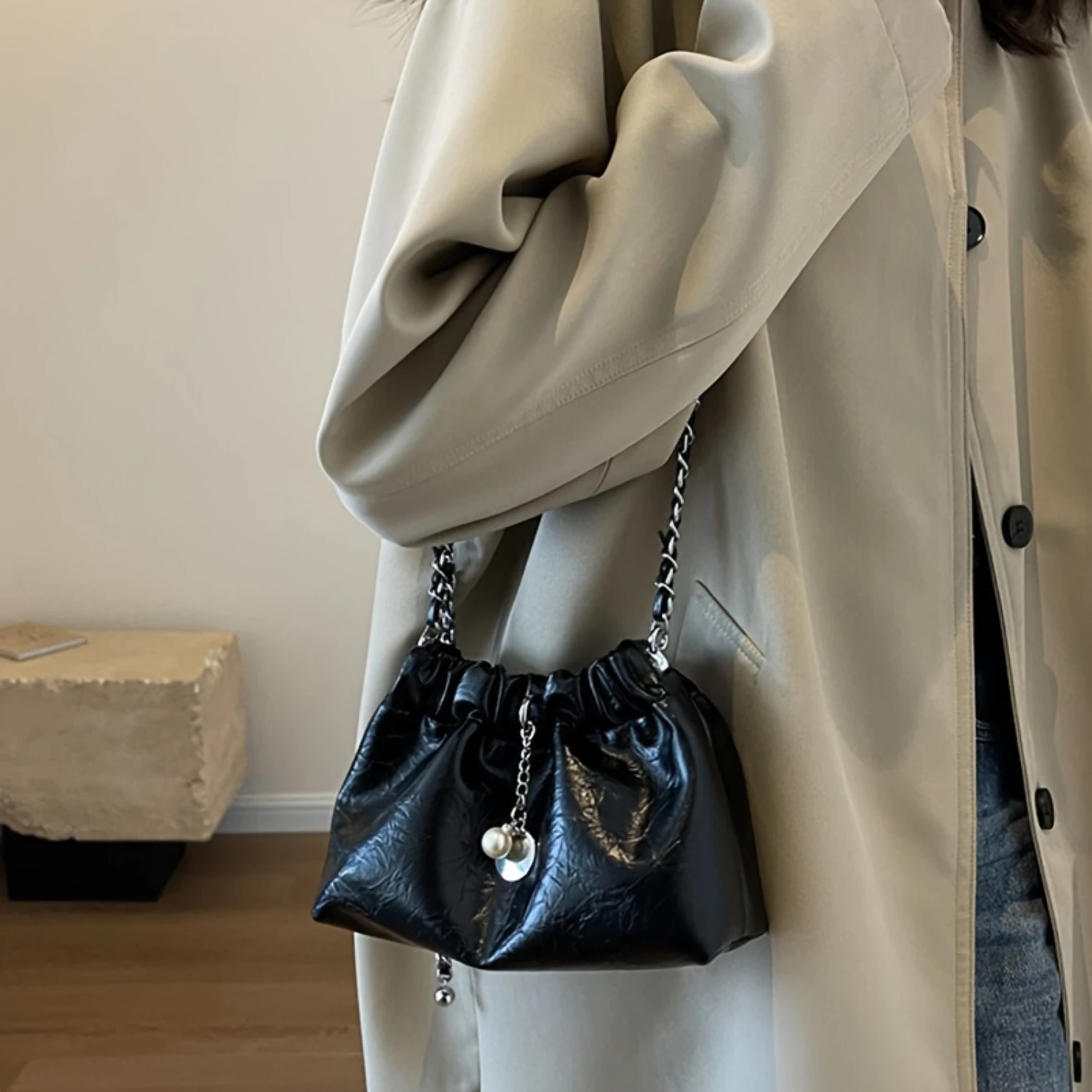 Black PU Leather Chain Crossbody Purse with Faux Pearl Charm for Women, Versatile Walking Bag
Black PU Leather Chain Crossbody Purse with Faux Pearl Charm for Women, Versatile Walking Bag