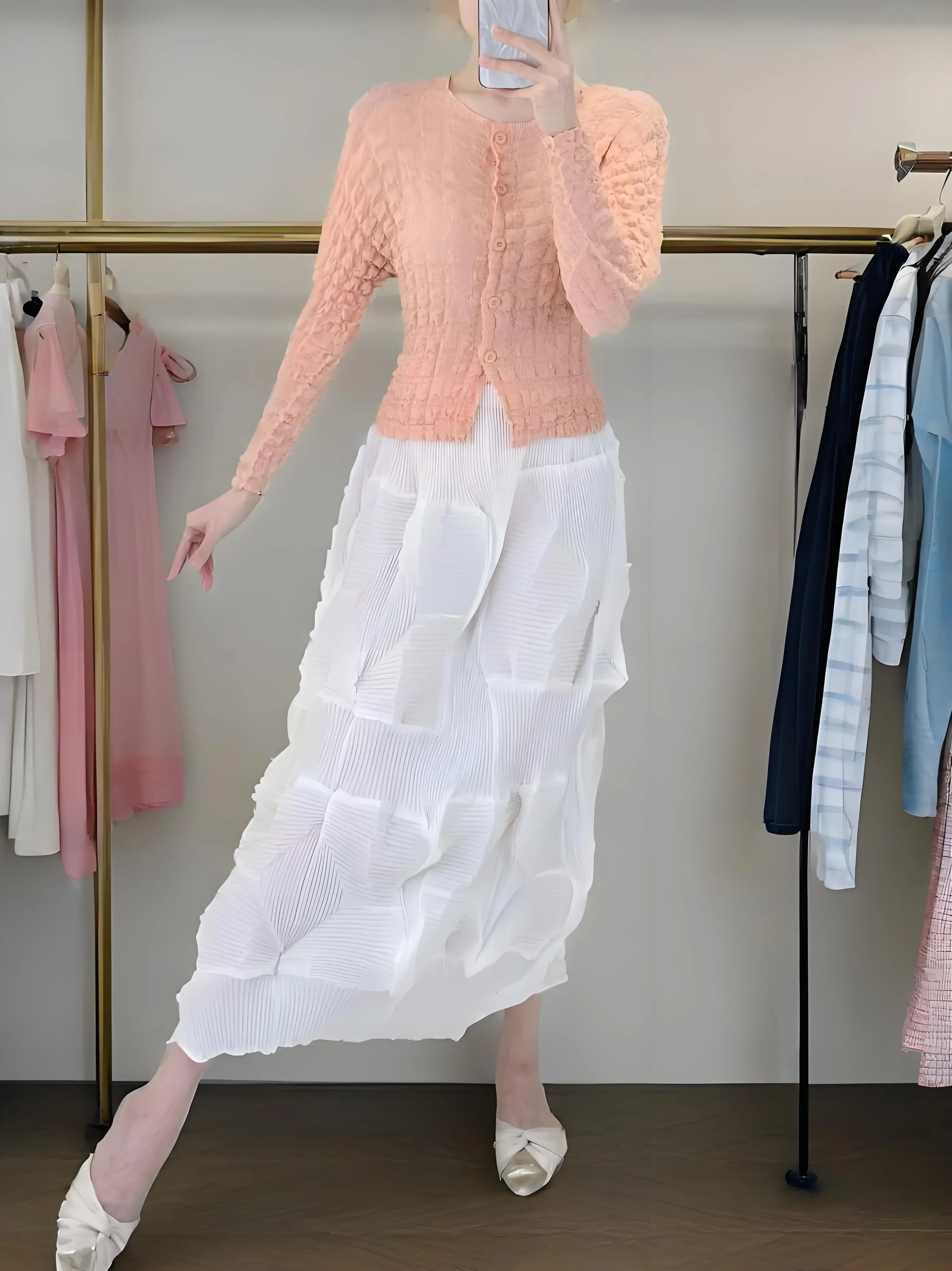 Miyake Летняя легкая и тонкая солнцезащитная куртка Простой и универсальный высокоэластичный плиссированный удобный повседневный топ с длинными рукавами
Miyake Летняя легкая и тонкая солнцезащитная куртка Простой и универсальный высокоэластичный плиссированный удобный повседневный топ с длинными рукавами
