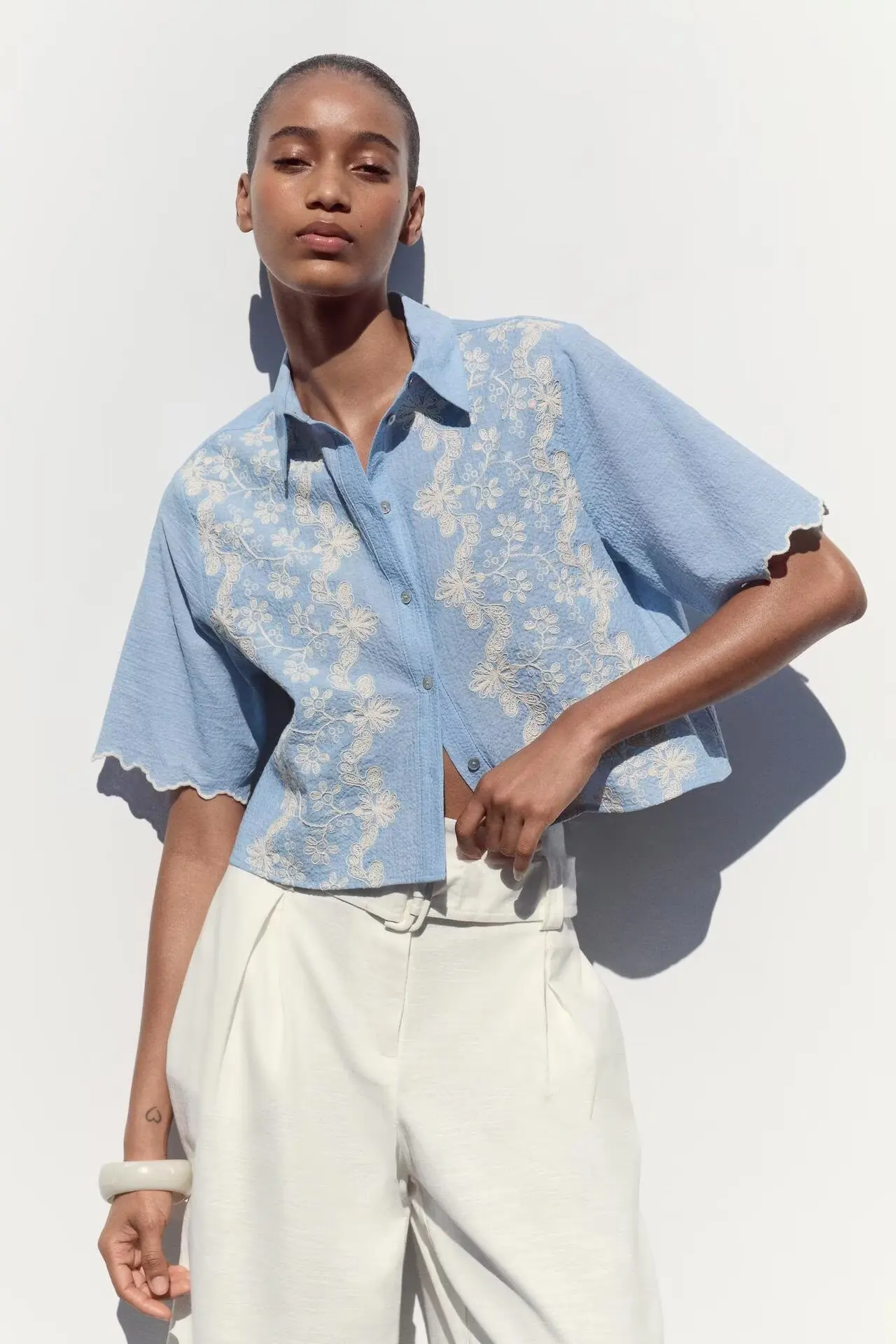 BB6504 ZA25 Summer New Women's Clothing Color Contrast Embroidery Fashionable Simple Short Sleeve Collar Short Shirt Top 3564074
BB6504 ZA25 Summer New Women's Clothing Color Contrast Embroidery Fashionable Simple Short Sleeve Collar Short Shirt Top 3564074