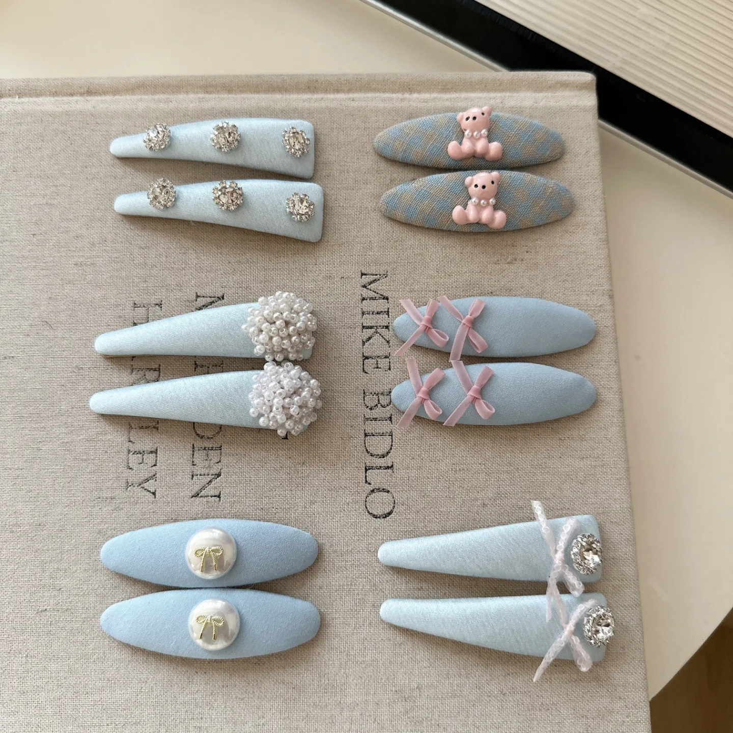 Versatile Blue Pearl Bow Hair Clip for Bangs Side Fringe Sweet Forest Korean Style Non Slip Strong Hold Lightweight Portable
Versatile Blue Pearl Bow Hair Clip for Bangs Side Fringe Sweet Forest Korean Style Non Slip Strong Hold Lightweight Portable