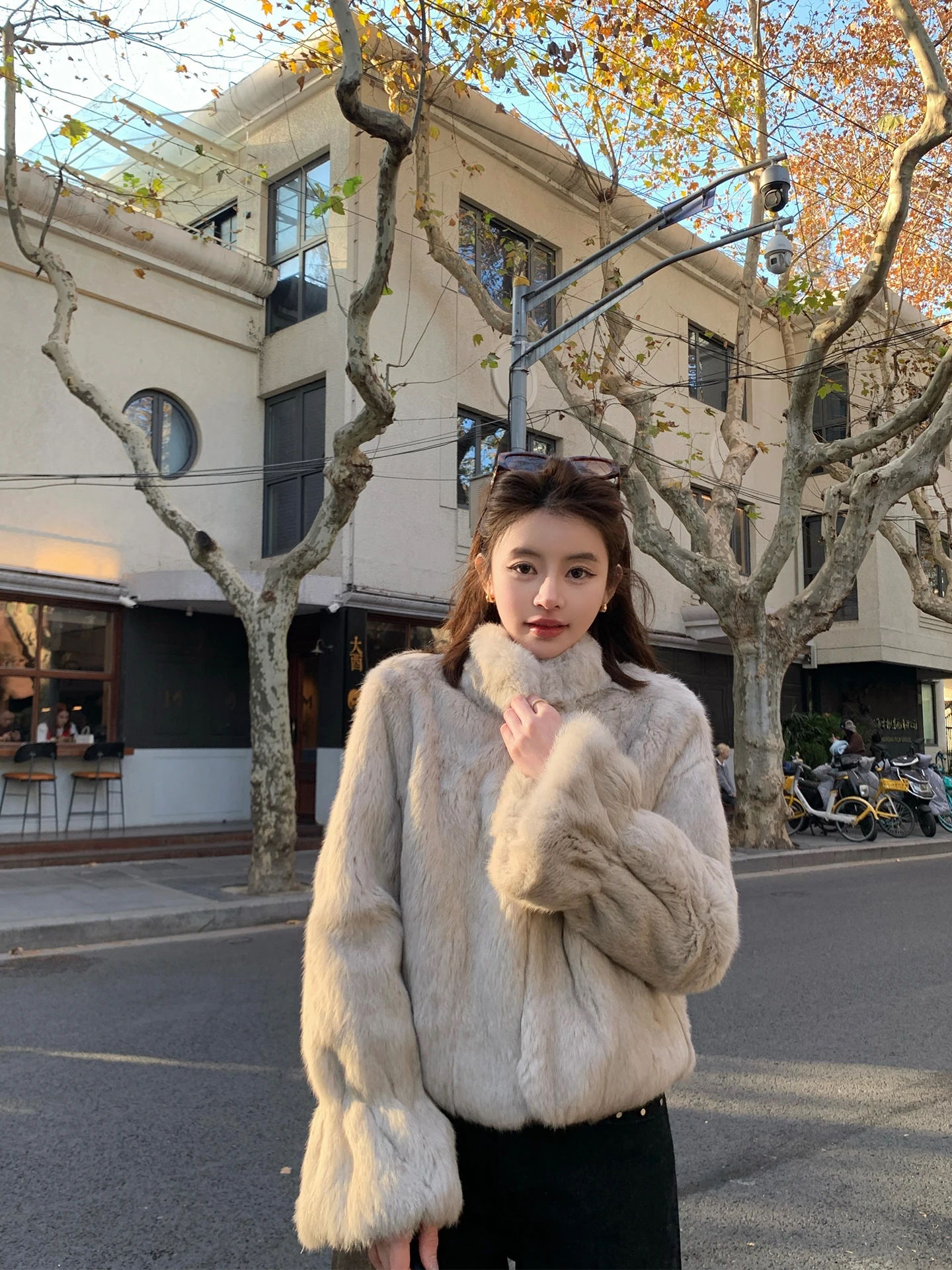 Современная женская шуба из кроличьего меха с воротником-стойкой, теплая верхняя одежда для молодых женщин, бренд Callme Daisy
Современная женская шуба из кроличьего меха с воротником-стойкой, теплая верхняя одежда для молодых женщин, бренд Callme Daisy