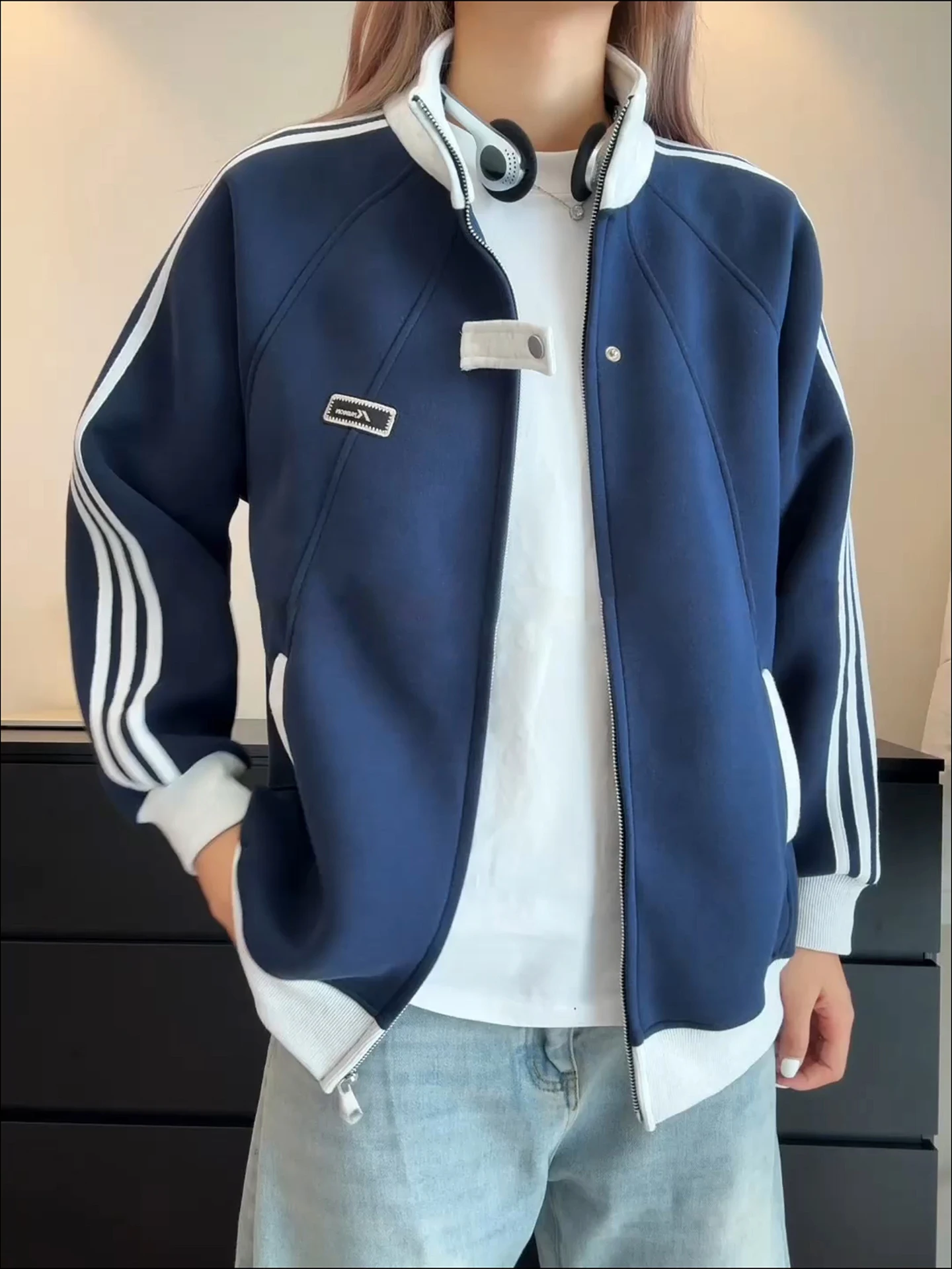 Кобальтово-синий мужской осенний кардиган-свитшот с открытым воротом, в полоску, с воротником, в американском ретро-стиле, спортивный, бейсбольный, университетский...
Кобальтово-синий мужской осенний кардиган-свитшот с открытым воротом, в полоску, с воротником, в американском ретро-стиле, спортивный, бейсбольный, университетский...