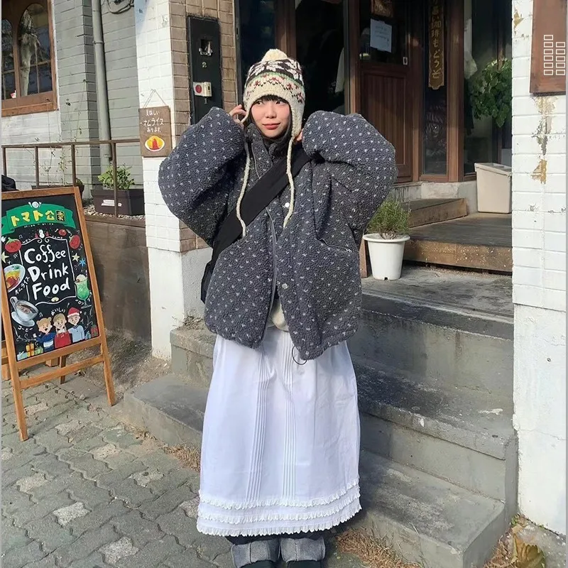 Женская утепленная куртка из овечьей шерсти с точечным узором, осенне-зимняя новинка, укороченная, с интегрированной кожаной отделкой и мехом, на хлопковой подкладке.
Женская утепленная куртка из овечьей шерсти с точечным узором, осенне-зимняя новинка, укороченная, с интегрированной кожаной отделкой и мехом, на хлопковой подкладке.