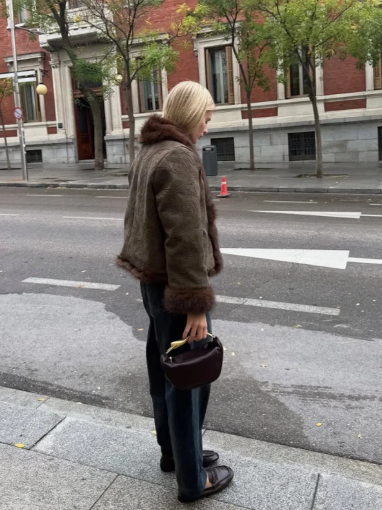 Elegant Embroidery Faux Fur Coat Women Fashion Patchwork Lapel Thicken Lady Coats 2025 Winter Female Warm Street Outerwear New
Elegant Embroidery Faux Fur Coat Women Fashion Patchwork Lapel Thicken Lady Coats 2025 Winter Female Warm Street Outerwear New