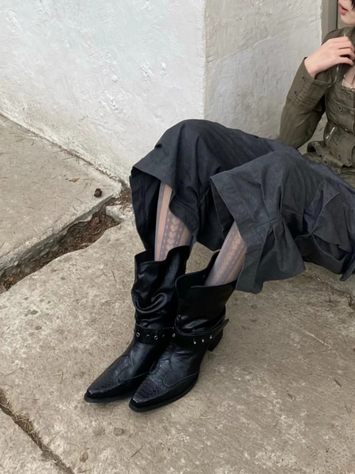 Retro Pointed Toe Belt Buckle Short Boots Women's Fashion Motorcycle Thick Heel Slimming Motorcycle Boots Small Fashionable M...
Retro Pointed Toe Belt Buckle Short Boots Women's Fashion Motorcycle Thick Heel Slimming Motorcycle Boots Small Fashionable M...