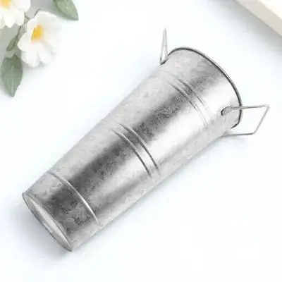 1Pcs Iron Sheet Flower Bucket Silver Vintage Iron Art Vase Indoor Use Flower Arrangement Bucket Retro Decorative Simulated Vase
1Pcs Iron Sheet Flower Bucket Silver Vintage Iron Art Vase Indoor Use Flower Arrangement Bucket Retro Decorative Simulated Vase