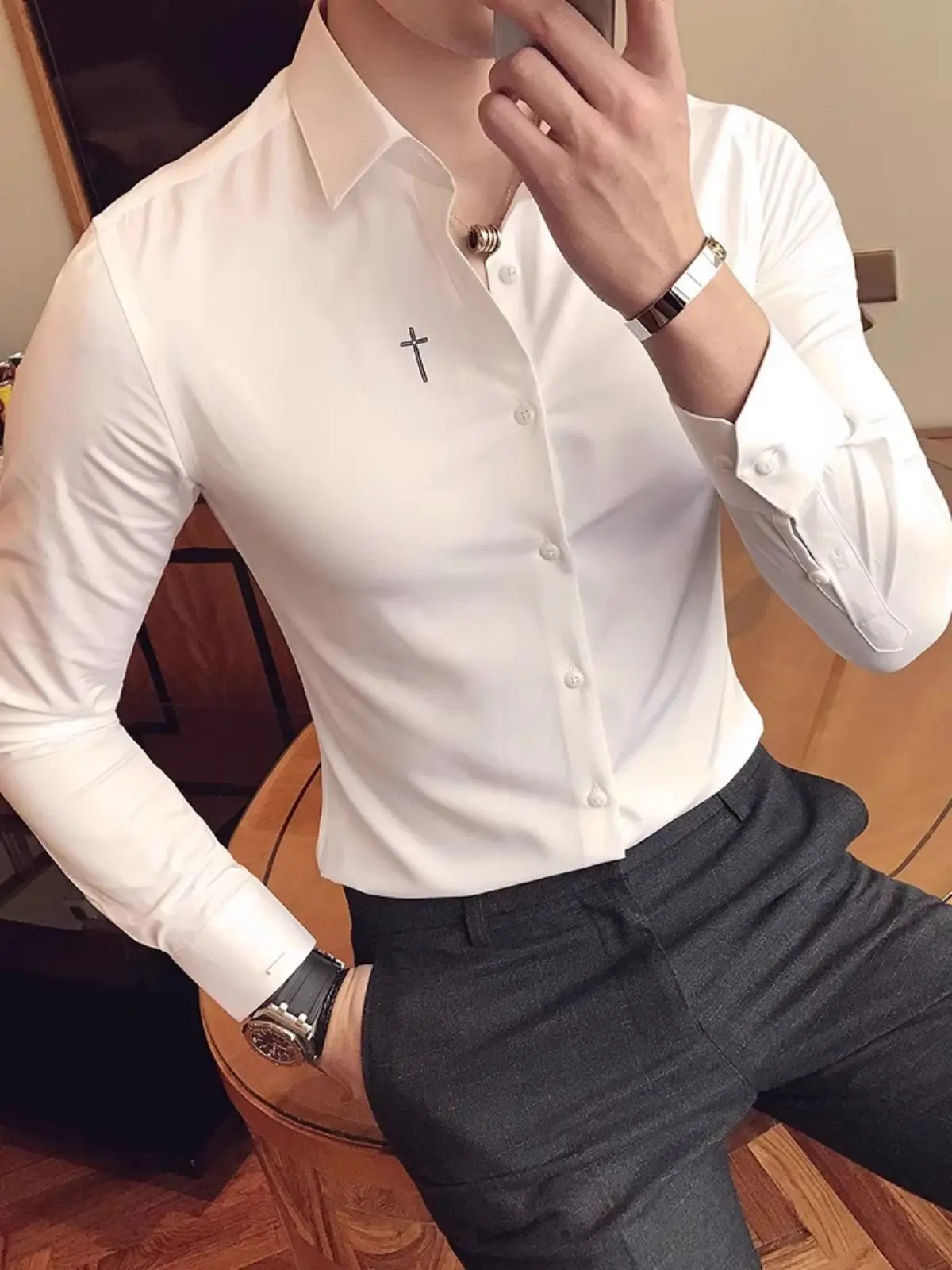 Белая длинная рубашка для мужчин, повседневная, в корейском стиле, приталенная, не требующая глажки, с эффектом высококачественной ткани, для отдыха и деловых встреч...
Белая длинная рубашка для мужчин, повседневная, в корейском стиле, приталенная, не требующая глажки, с эффектом высококачественной ткани, для отдыха и деловых встреч...