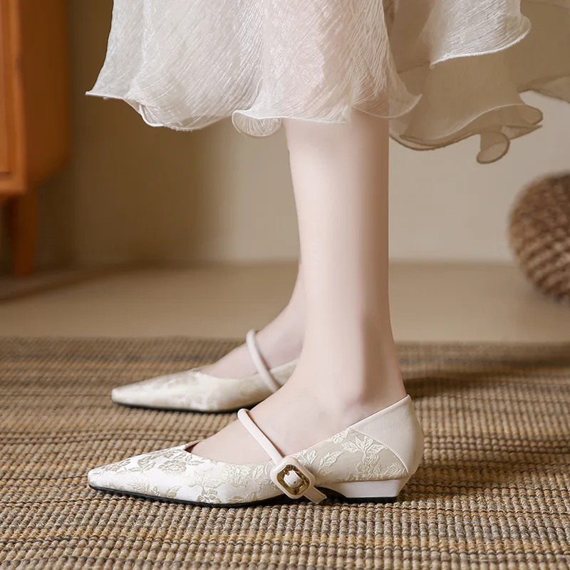 2025 New High Grade Satin Shallow Mouth Flat Bottom Single Shoes Retro Pointed Straight Straw Women's Shoes
2025 New High Grade Satin Shallow Mouth Flat Bottom Single Shoes Retro Pointed Straight Straw Women's Shoes