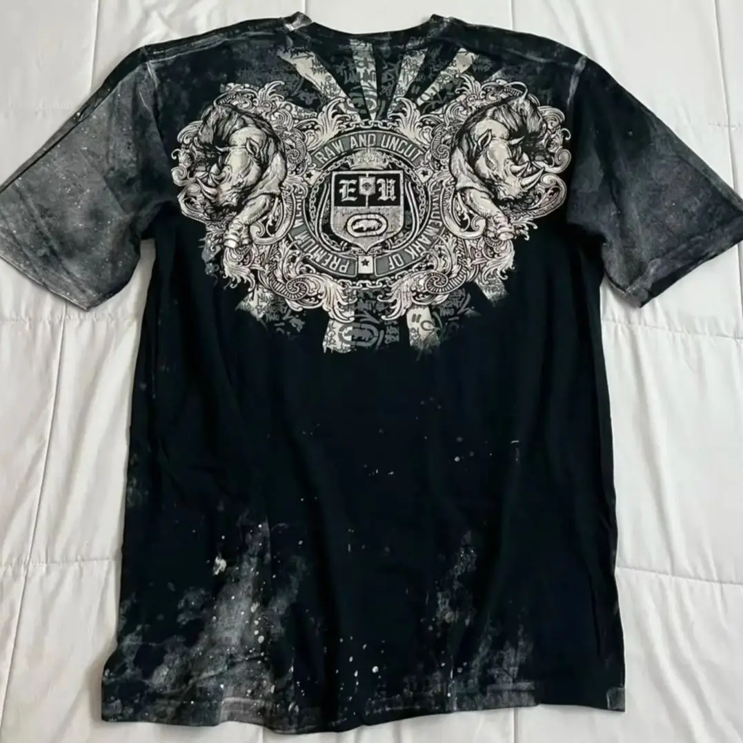 Новая эксклюзивная хлопковая футболка Ecko с художественным металлическим носорогом и графическим принтом, мужская уличная одежда большого размера, городская модная комфортная футболка
Новая эксклюзивная хлопковая футболка Ecko с художественным металлическим носорогом и графическим принтом, мужская уличная одежда большого размера, городская модная комфортная футболка