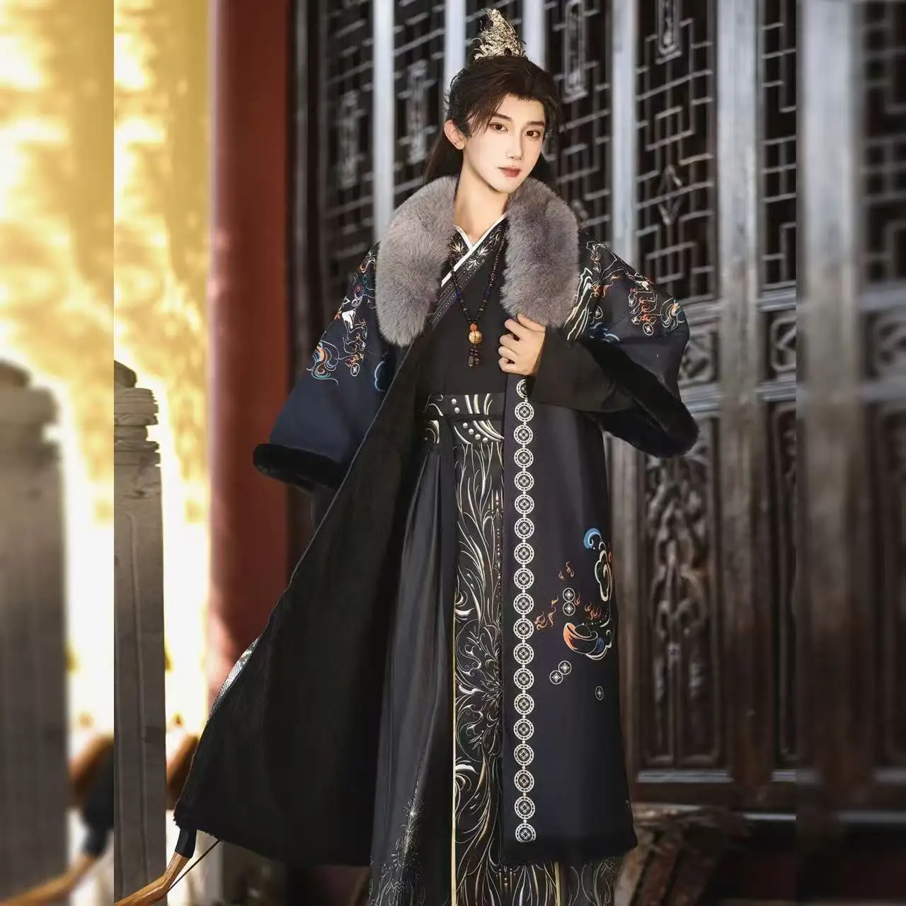 Древний мужской плащ ханьфу, традиционный китайский утепленный плюшевый воротник, длинный халат, праздничный рождественский Новый год, королевские костюмы Циу, мужская накидка
Древний мужской плащ ханьфу, традиционный китайский утепленный плюшевый воротник, длинный халат, праздничный рождественский Новый год, королевские костюмы Циу, мужская накидка