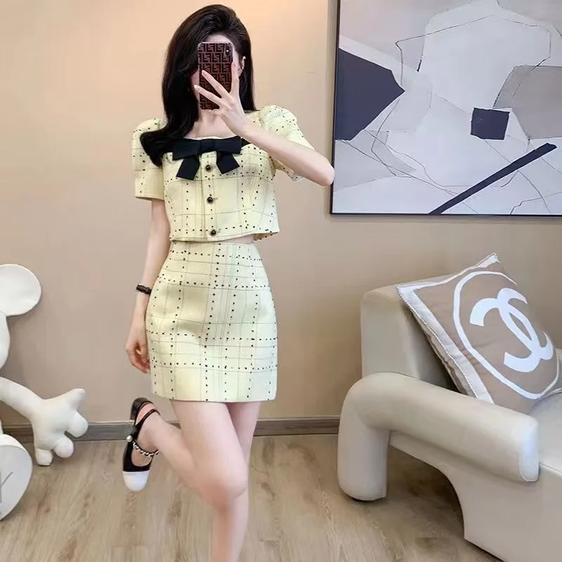 Women's coarse woolen 2-pcs set short top+A-line skirt 2025 new summer small fragrance style set
Women's coarse woolen 2-pcs set short top+A-line skirt 2025 new summer small fragrance style set