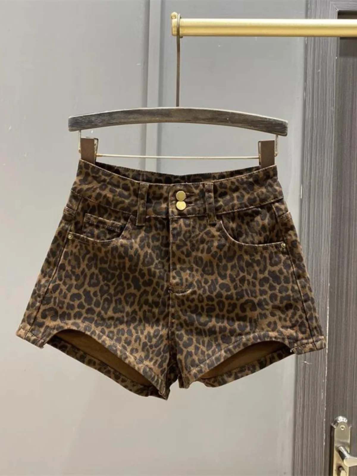 Retro Hot Girl High Waist Leopard Print Design Denim Shorts Women Summer Wide Leg Pants A-Line Slimming Sexy Hot Pants
Retro Hot Girl High Waist Leopard Print Design Denim Shorts Women Summer Wide Leg Pants A-Line Slimming Sexy Hot Pants