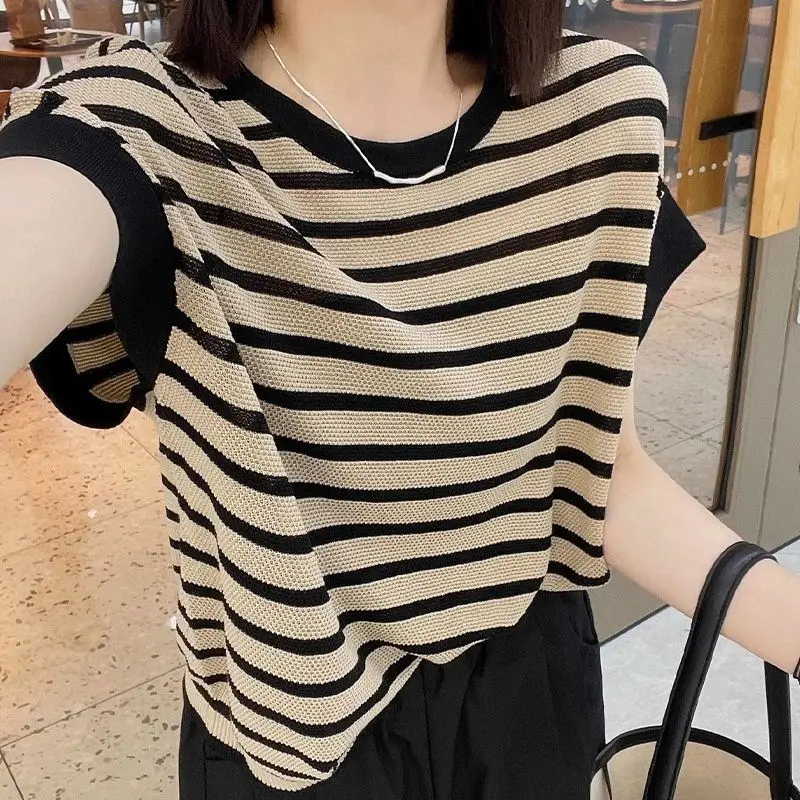 200 Catties Wearable Round Neck T-shirt for Women Loose Large Size Fashionable Summer New Striped Color-blocking Sweater Top
200 Catties Wearable Round Neck T-shirt for Women Loose Large Size Fashionable Summer New Striped Color-blocking Sweater Top