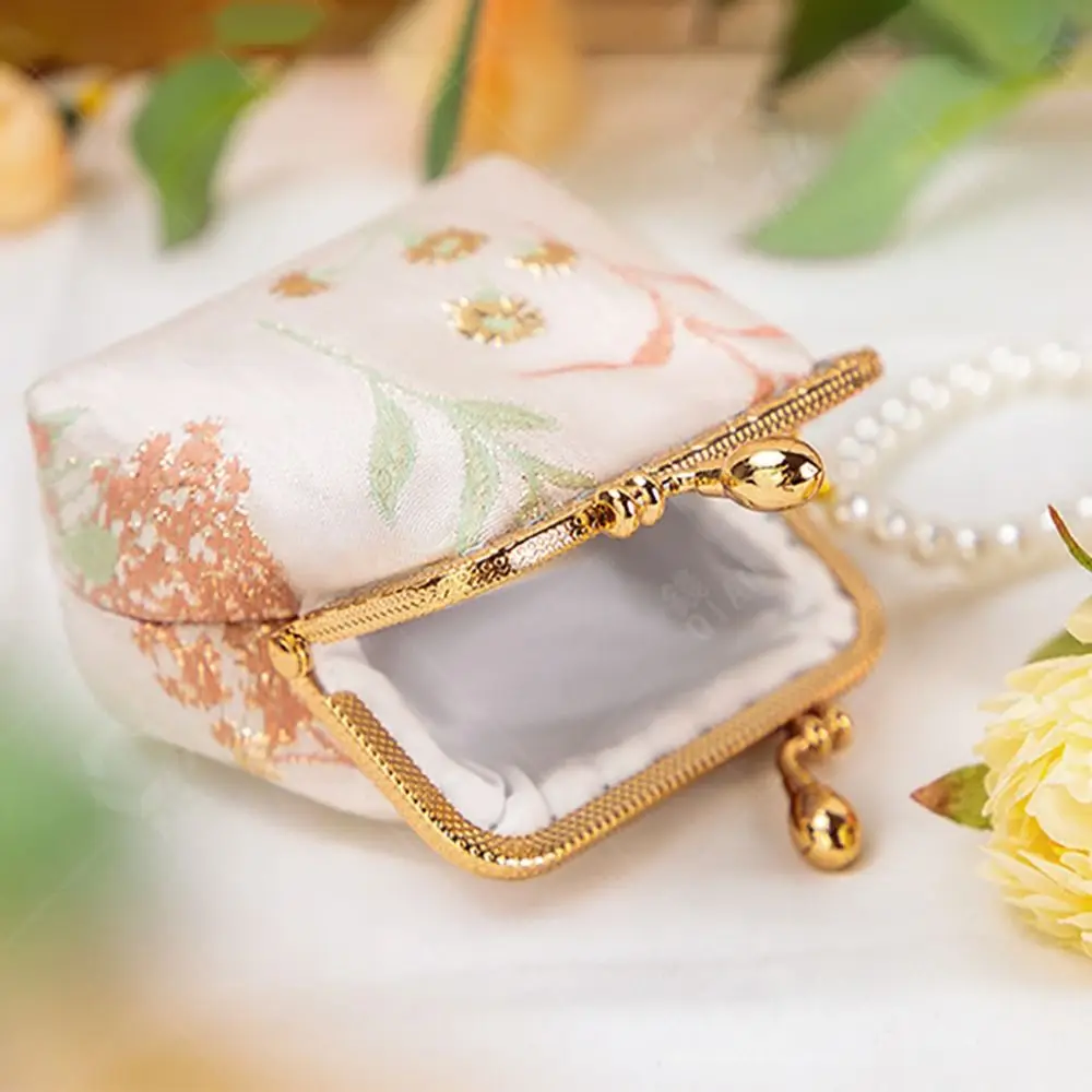 New Brocade Embroidered Coin Purse Handheld Chinese Style Wallet Retro Pearl Evening Clutch Women 
New Brocade Embroidered Coin Purse Handheld Chinese Style Wallet Retro Pearl Evening Clutch Women