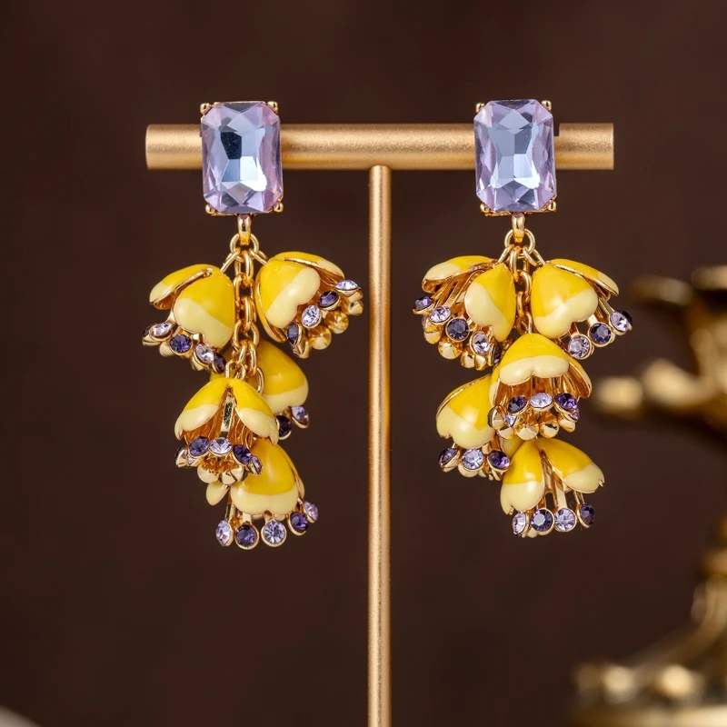 Vintage Floral Tassel Earrings with Rhinestone Inlay Retro Statement Drop Earrings for Women
Vintage Floral Tassel Earrings with Rhinestone Inlay Retro Statement Drop Earrings for Women