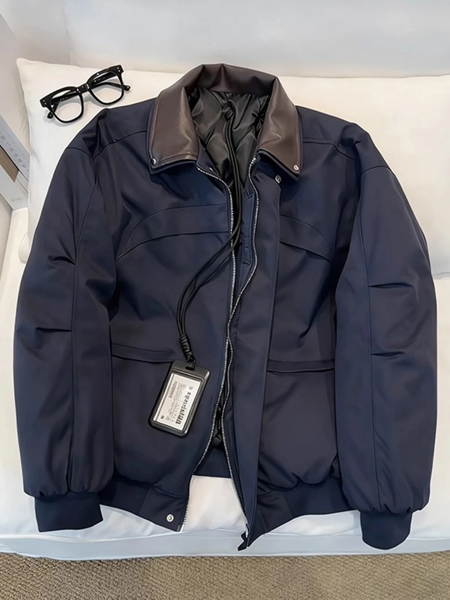 Утепленная хлопковая куртка-бомбер для мужчин, синяя, зимняя рабочая одежда, американская ретро-модель с кожаным воротником и элементами пэчворка
Утепленная хлопковая куртка-бомбер для мужчин, синяя, зимняя рабочая одежда, американская ретро-модель с кожаным воротником и элементами пэчворка