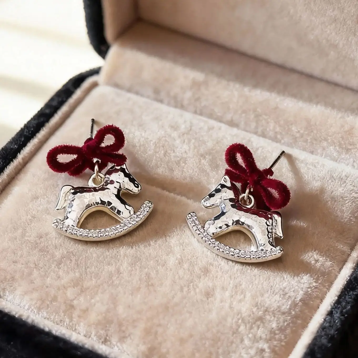 Korean Sweet Flocking Bowknot Horse Dangle Earrings for Women New Trendy Star Umbrella Rocking Horse Drop Earring Jewelry Gift
Korean Sweet Flocking Bowknot Horse Dangle Earrings for Women New Trendy Star Umbrella Rocking Horse Drop Earring Jewelry Gift